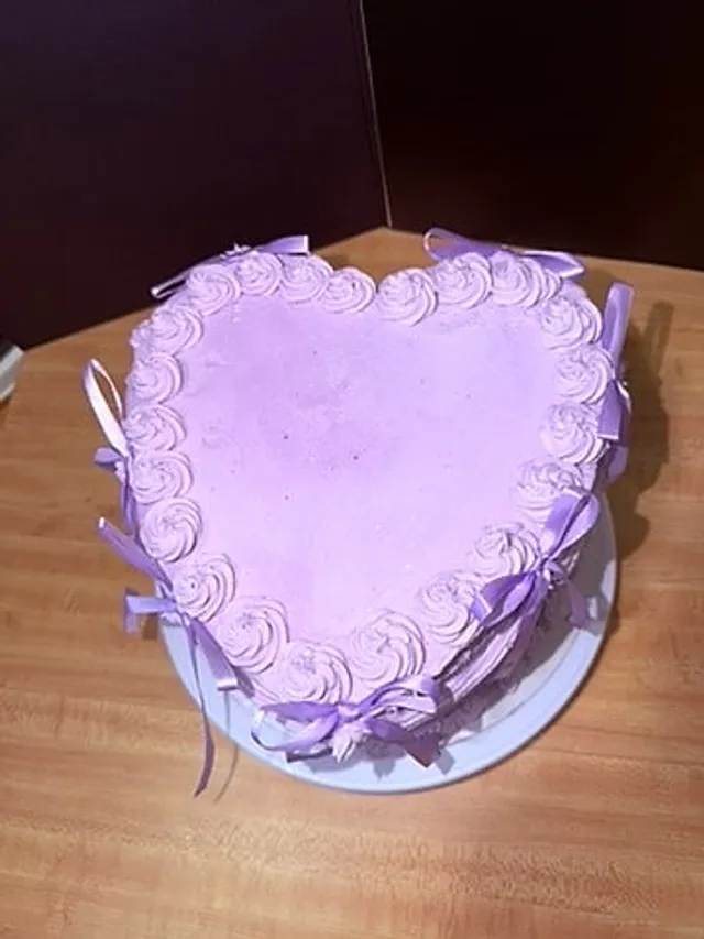 Lavender Heart Cake with Bows, detail 1