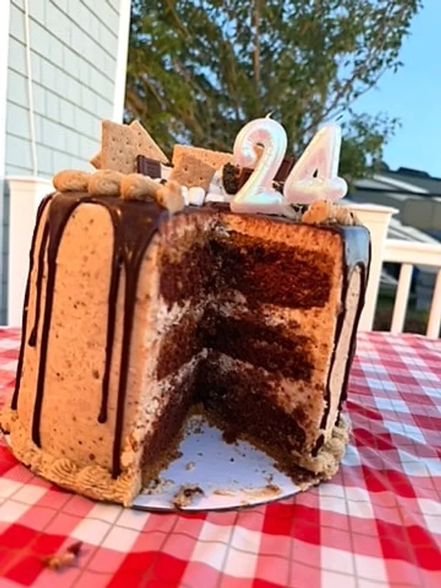 S'mores Drip Cake, detail 1