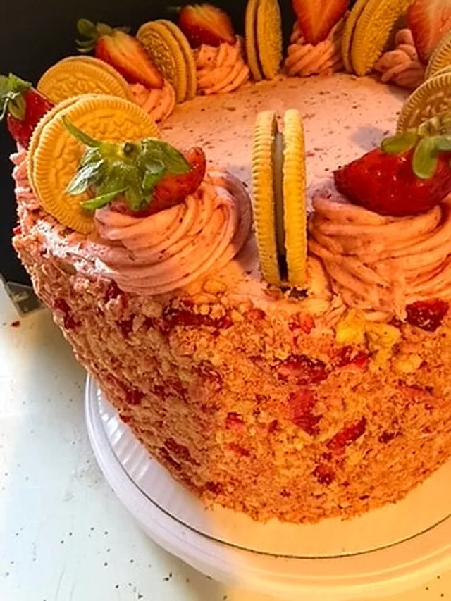 Strawberry Crunch Cake, detail 2