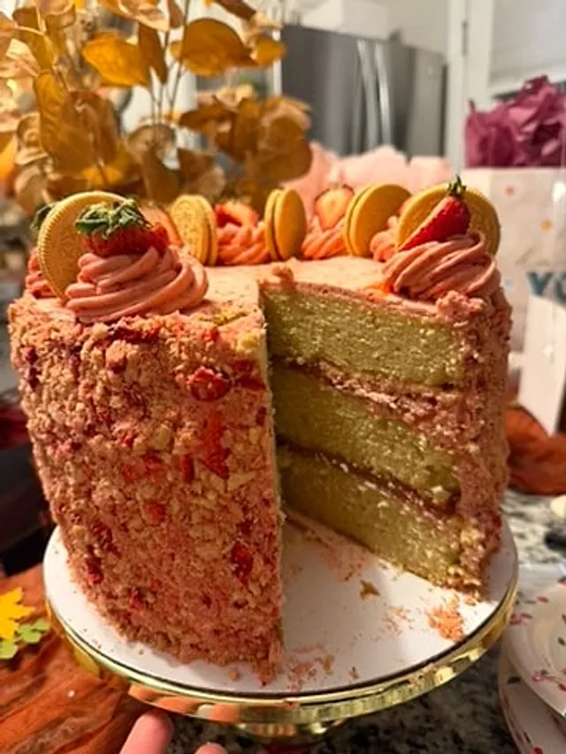 Strawberry Crunch Cake, detail 3