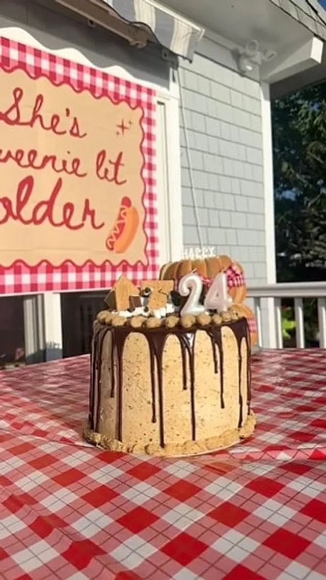 S'mores Drip Cake, detail 3